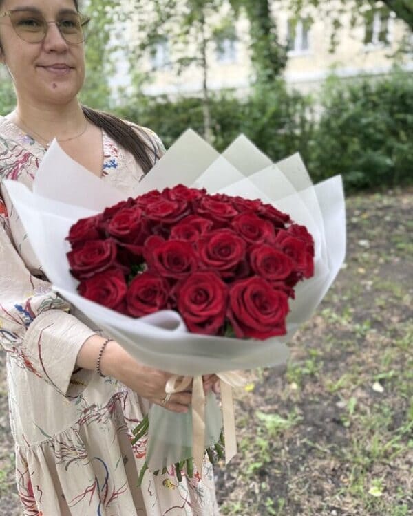 Букет из 25 стойких эквадорских роз