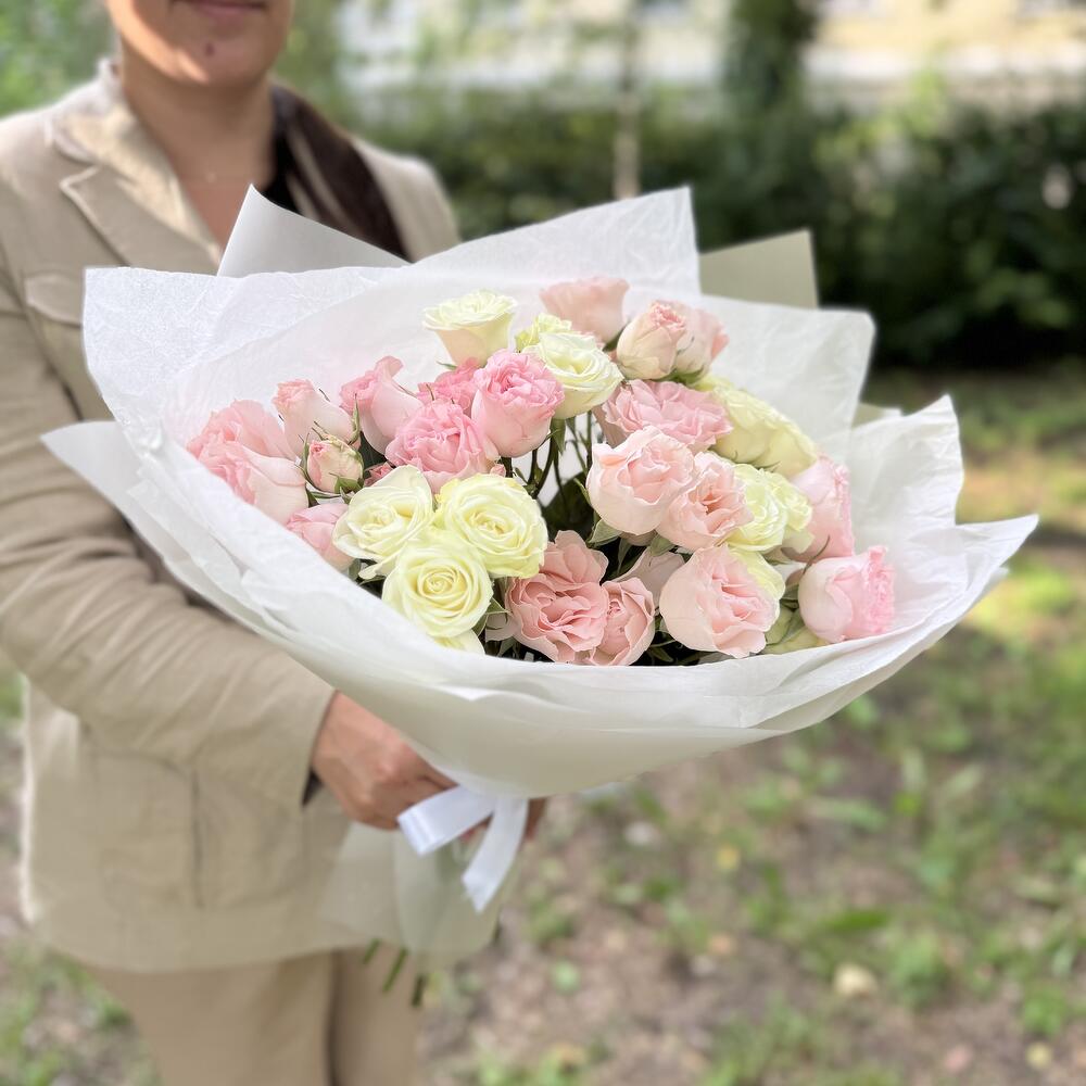 Букет из белых и розовых роз