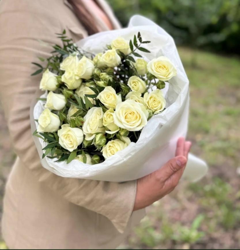 Букет из 5 кустовых белых роз