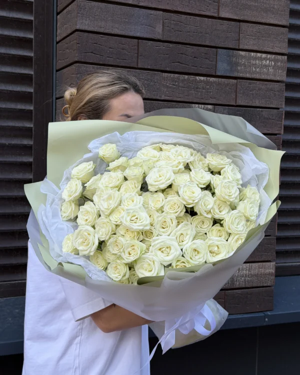 Букет из 21 белой кустовой розы