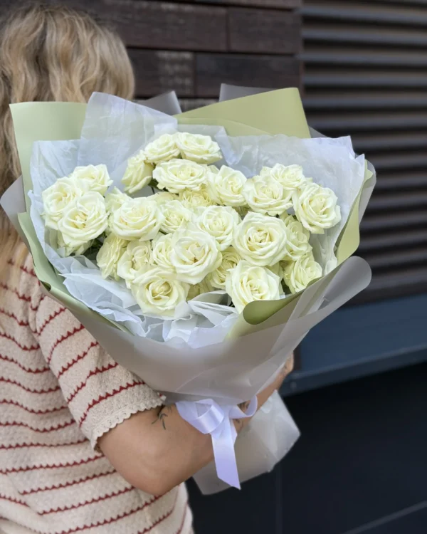 Букет из 9 белых кустовых роз