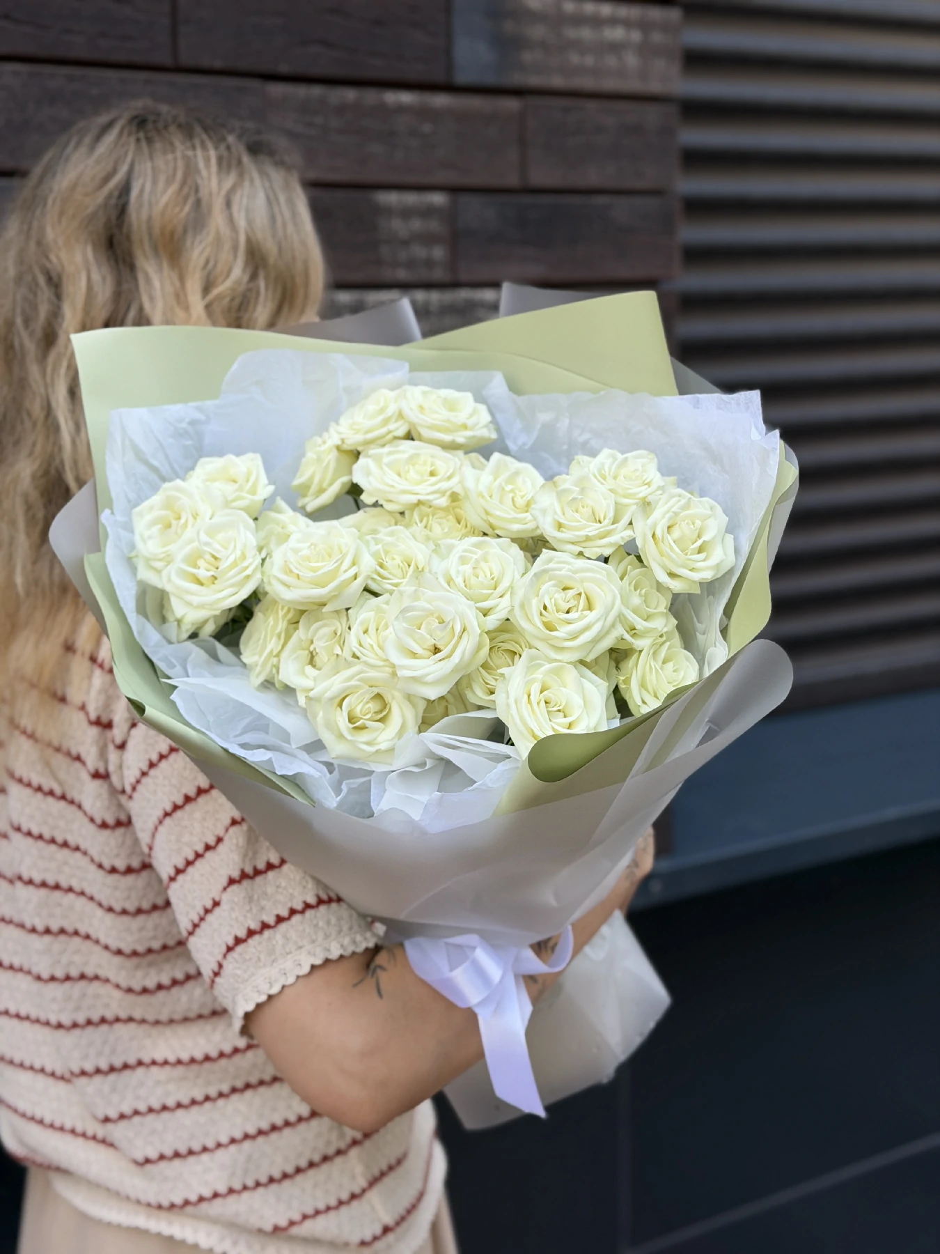 Букет из 9 белых кустовых роз — изображение 4