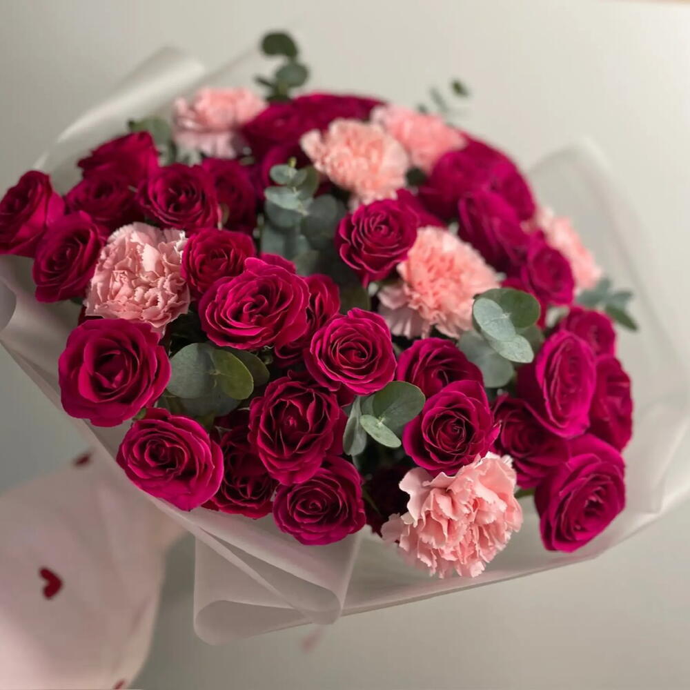 Малиновые кустовые розы с диантусами + эвкалипт, арт. 253