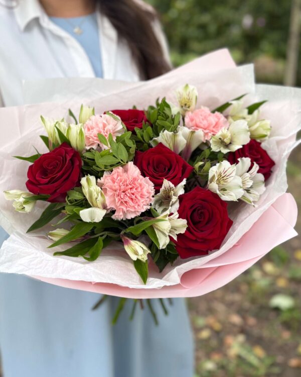 Красные розы с диантусами и альстромерией, арт.702