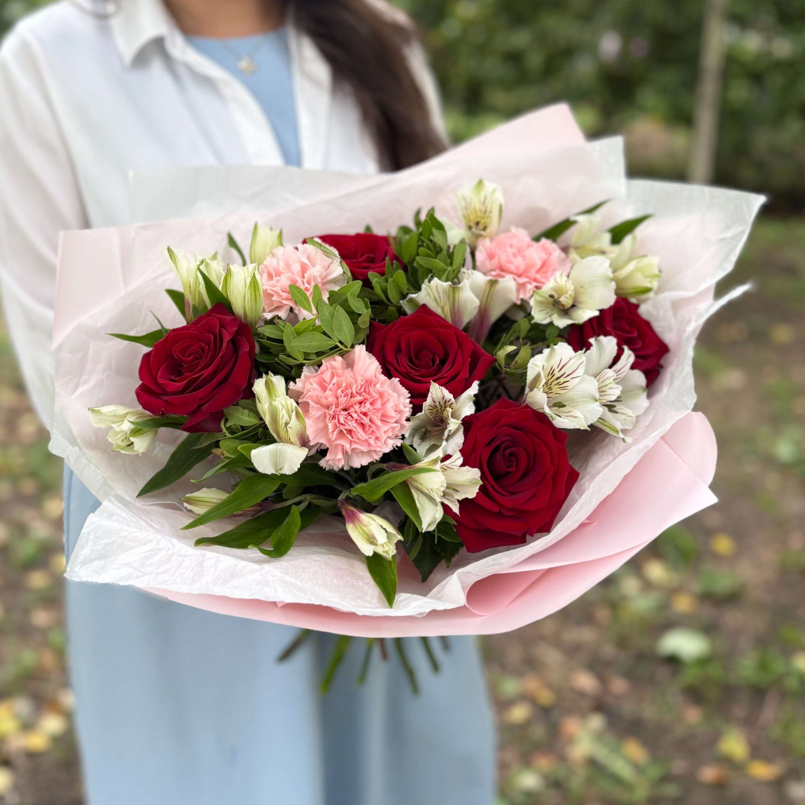 Красные розы с диантусами и альстромерией, арт.702