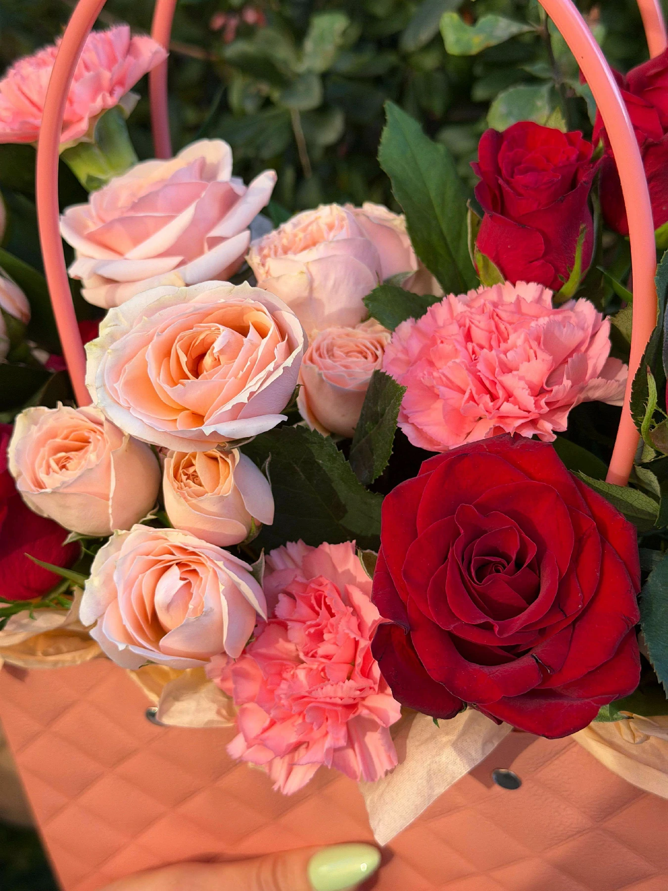 Сумочка с розовыми и красными розами + диантус, арт.638 — изображение 4