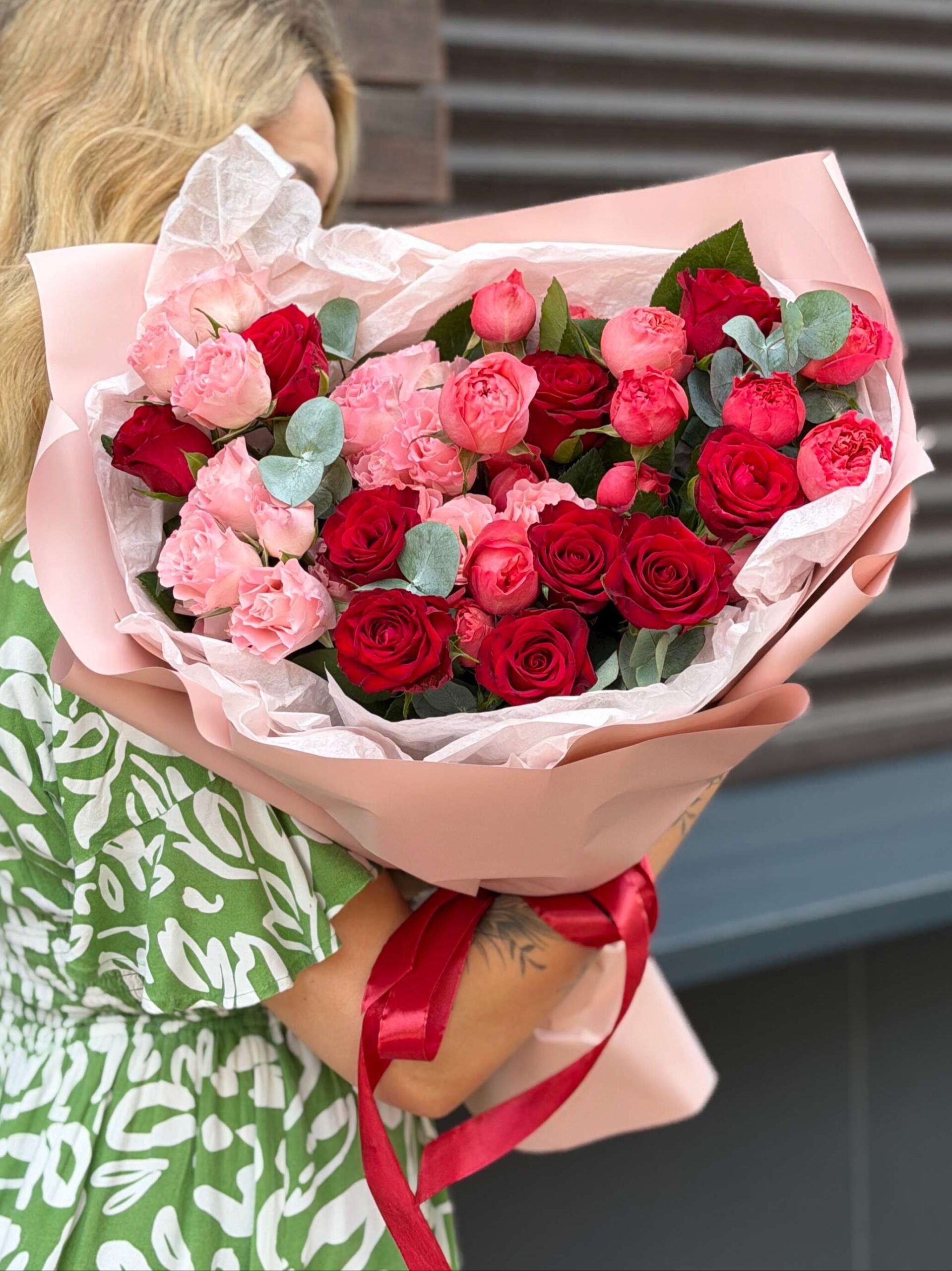 Розовые, коралловые и красные розы 17 шт + эвкалипт, арт. 913 — изображение 3