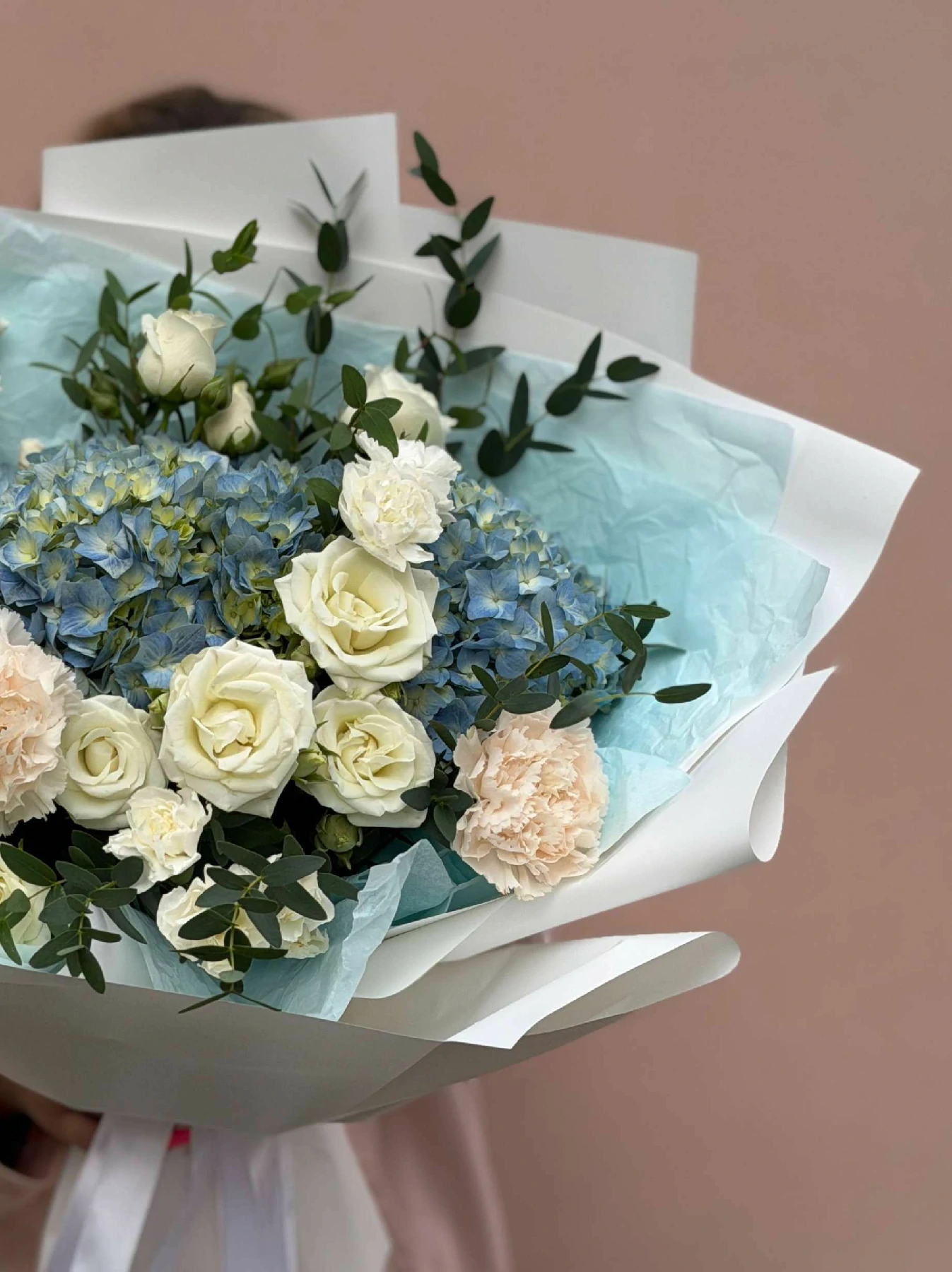 Букет с голубыми гортензиями, белой кустовой розой и диантусами + эвкалипт, арт. 282 — изображение 5