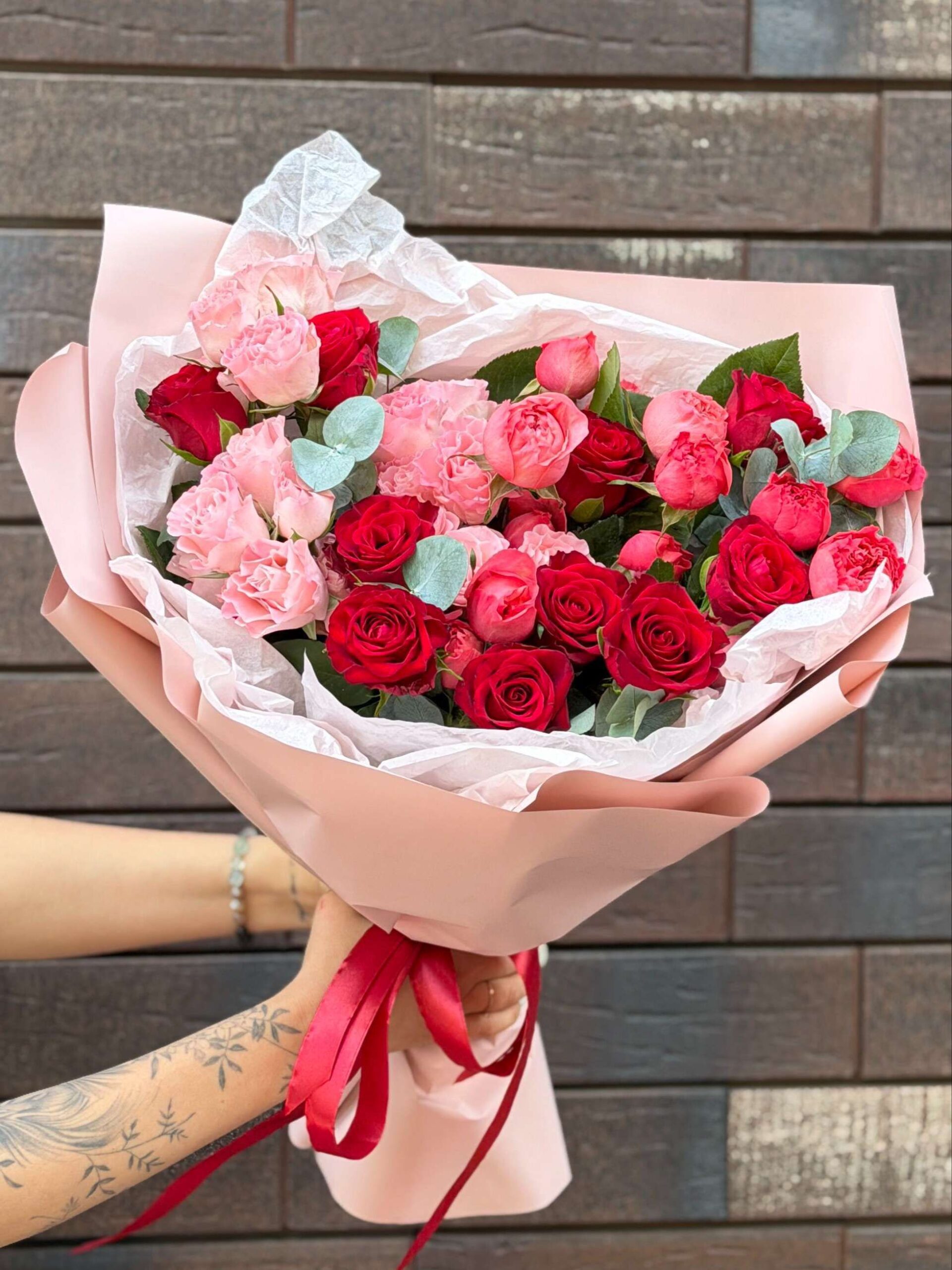 Розовые, коралловые и красные розы 17 шт + эвкалипт, арт. 913 — изображение 2