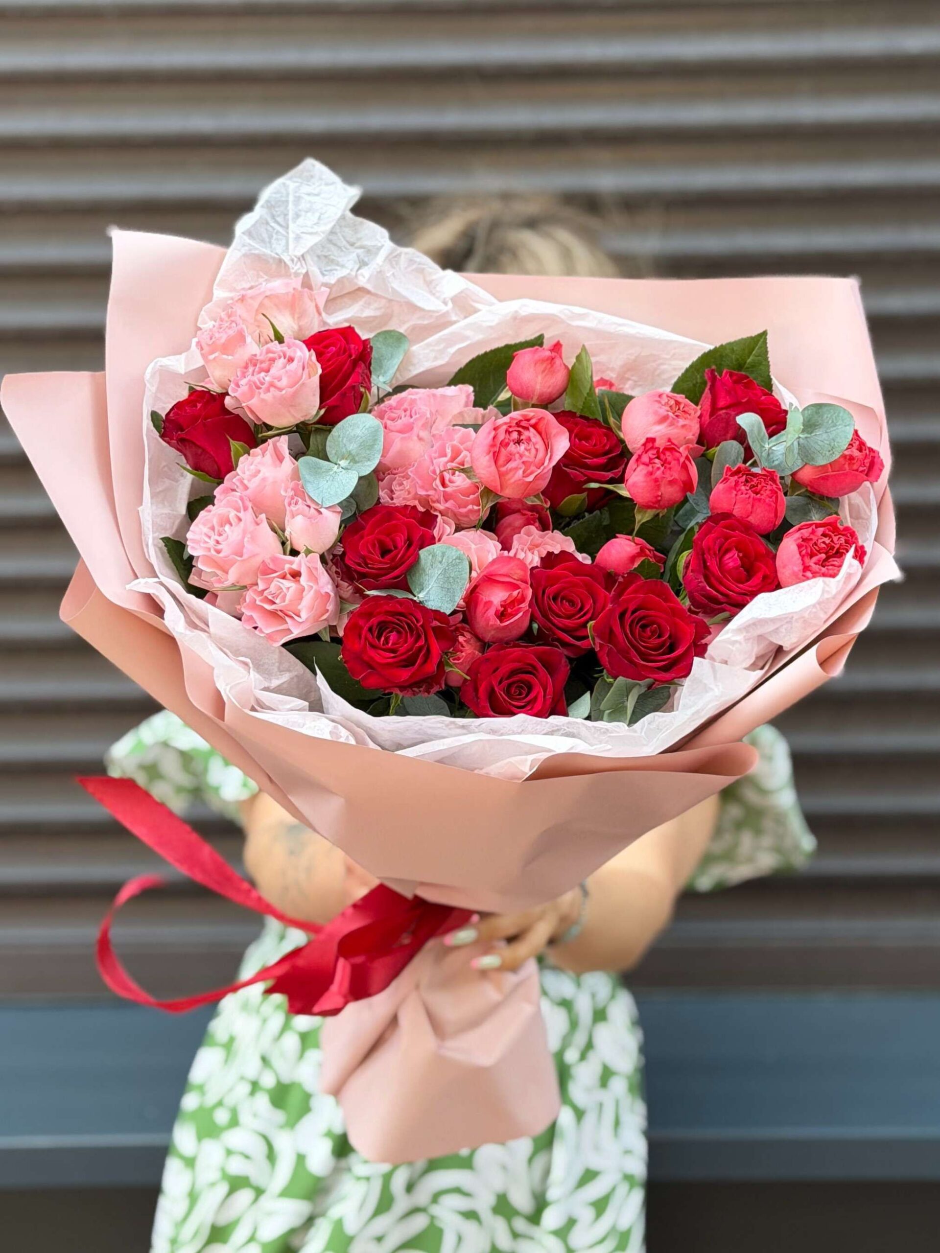 Розовые, коралловые и красные розы 17 шт + эвкалипт, арт. 913