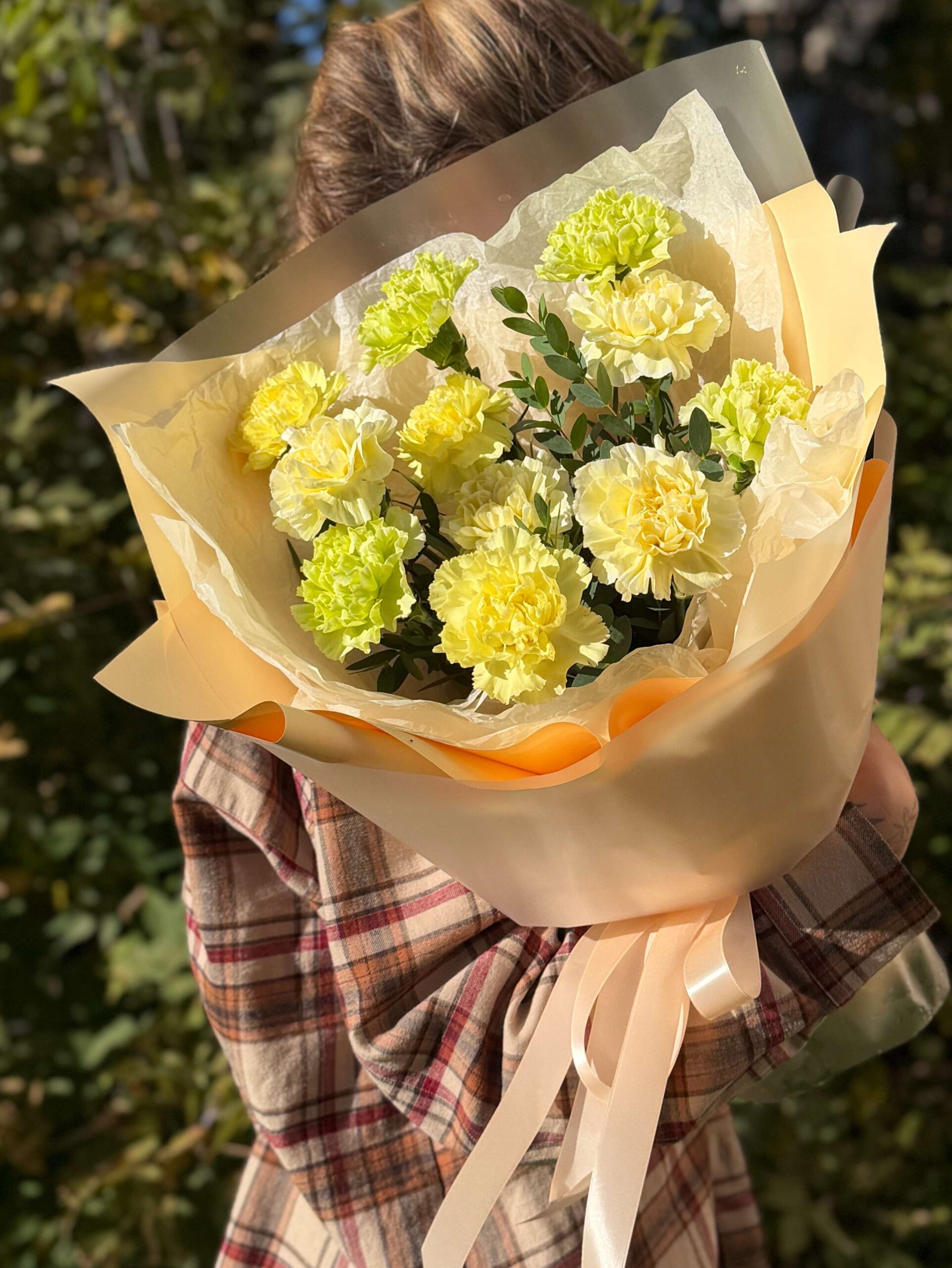 Желтые и зеленые гвоздики 11 шт + эвкалипт, арт. 285 — изображение 3